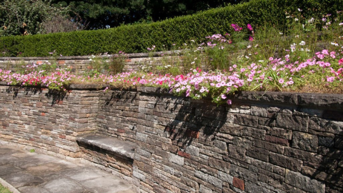 Dinding Penahan Tanah, Solusi Aman Rumah di Lereng Curam